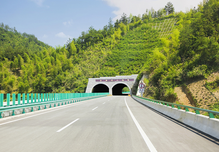 25.江西景婺黃（常）高速公路白洋沖連拱隧道.jpg
